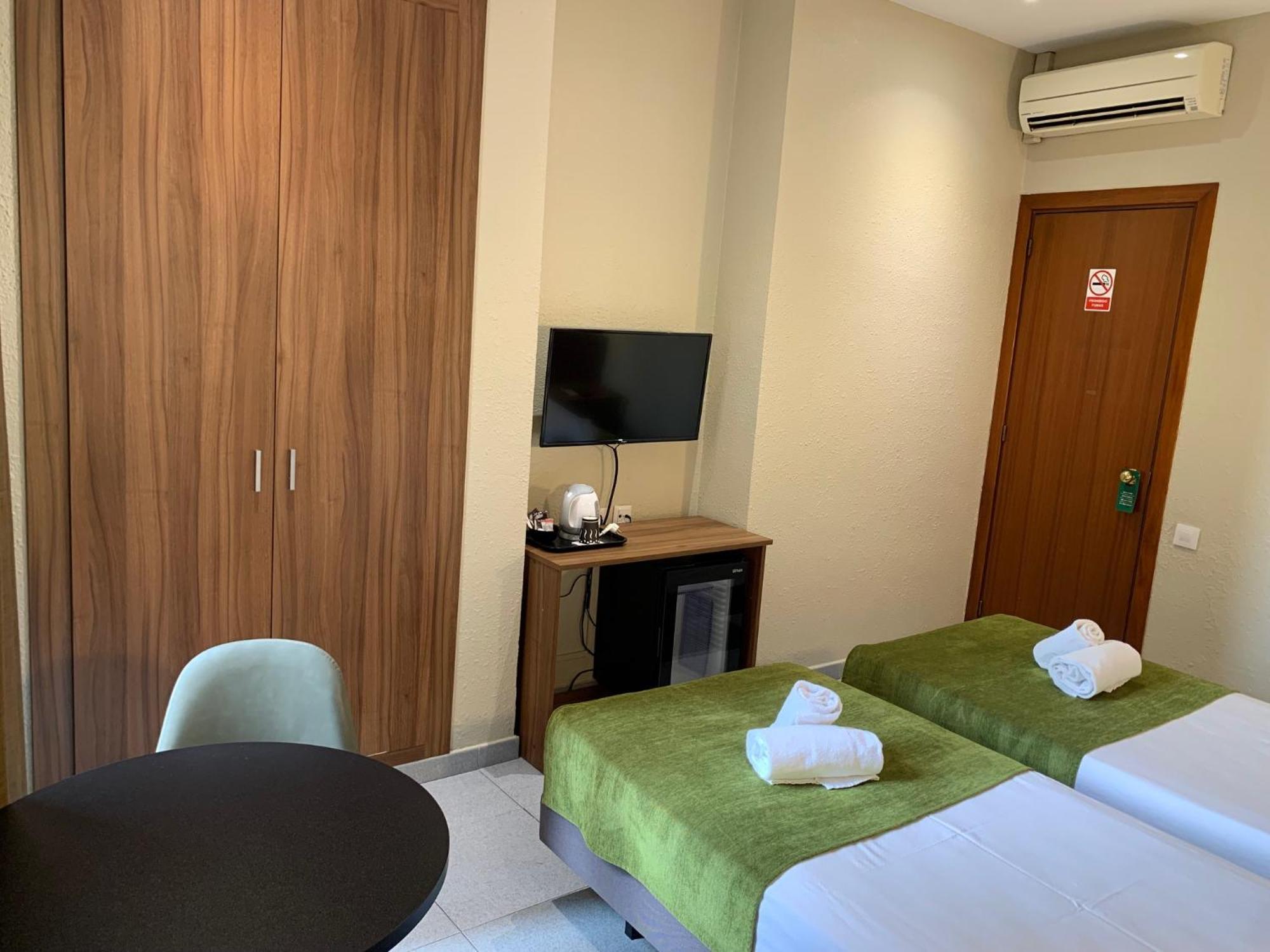 Hotel Aneto Barcelona Bagian luar foto