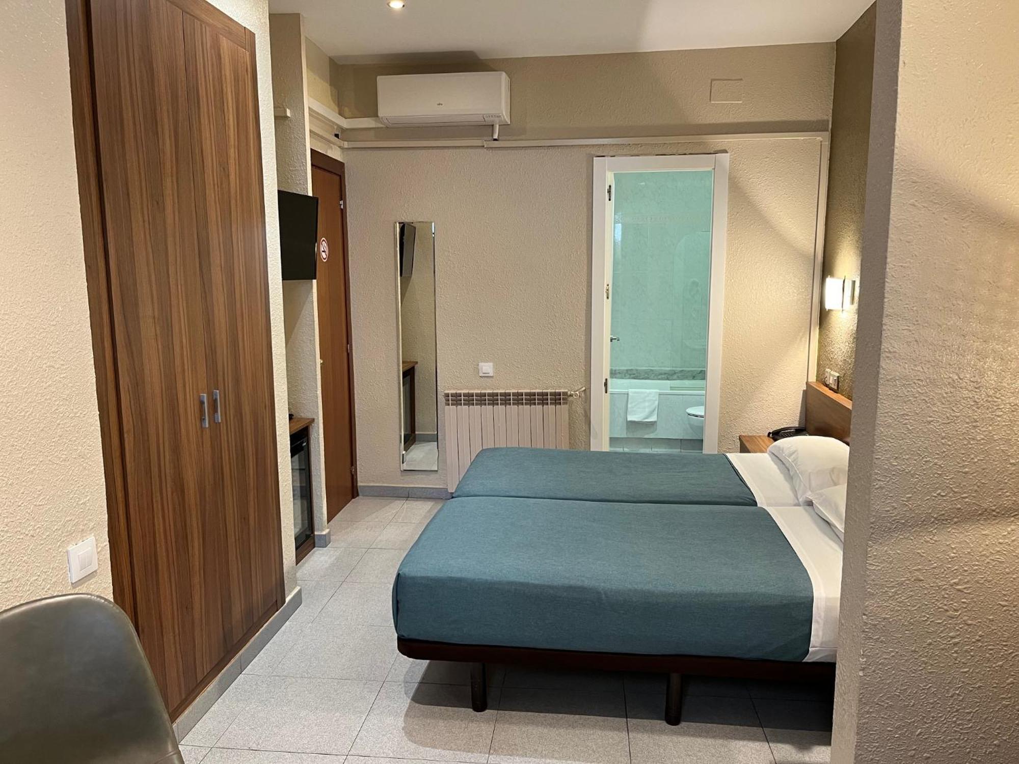Hotel Aneto Barcelona Bagian luar foto