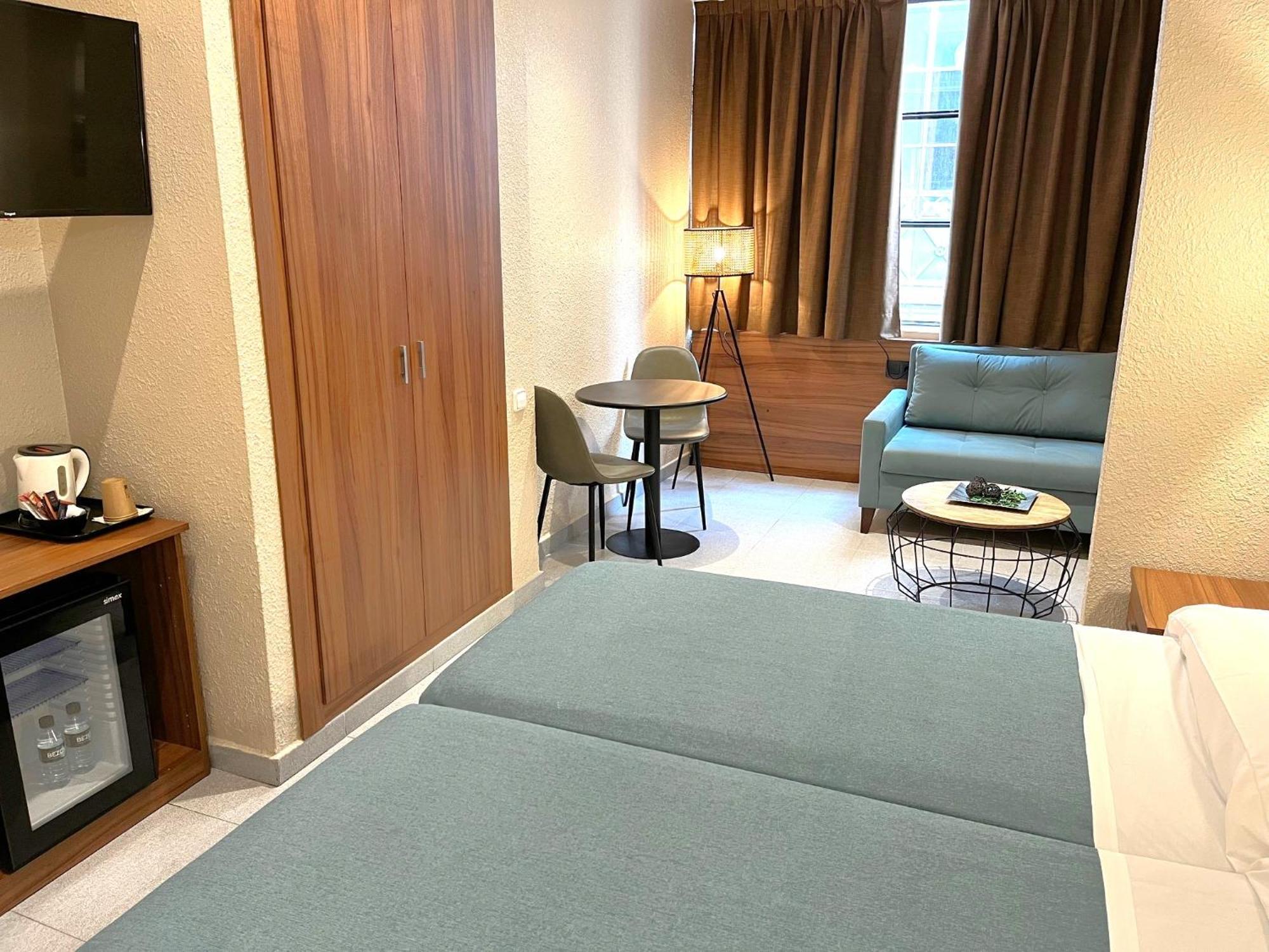 Hotel Aneto Barcelona Bagian luar foto
