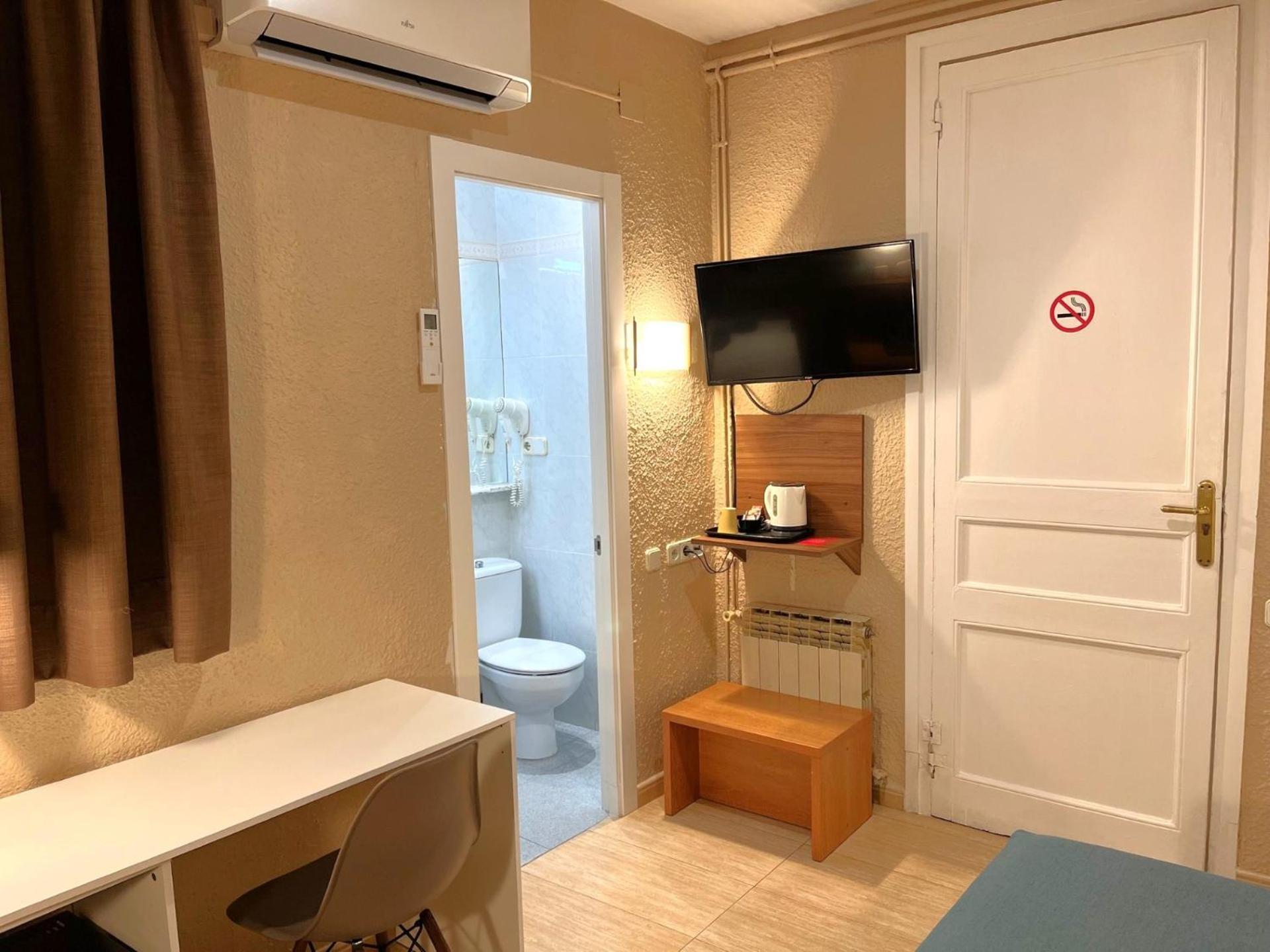 Hotel Aneto Barcelona Bagian luar foto