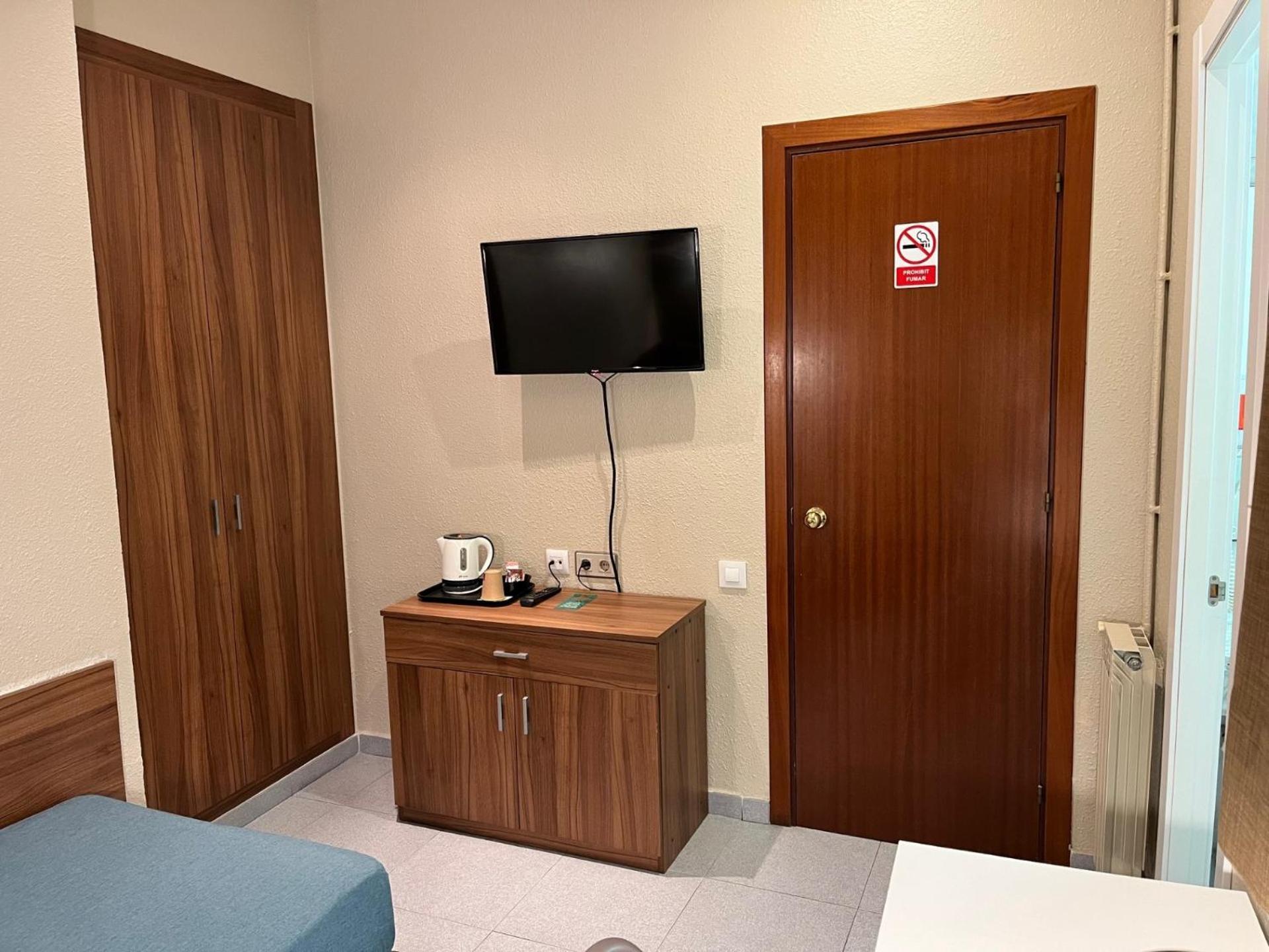 Hotel Aneto Barcelona Bagian luar foto