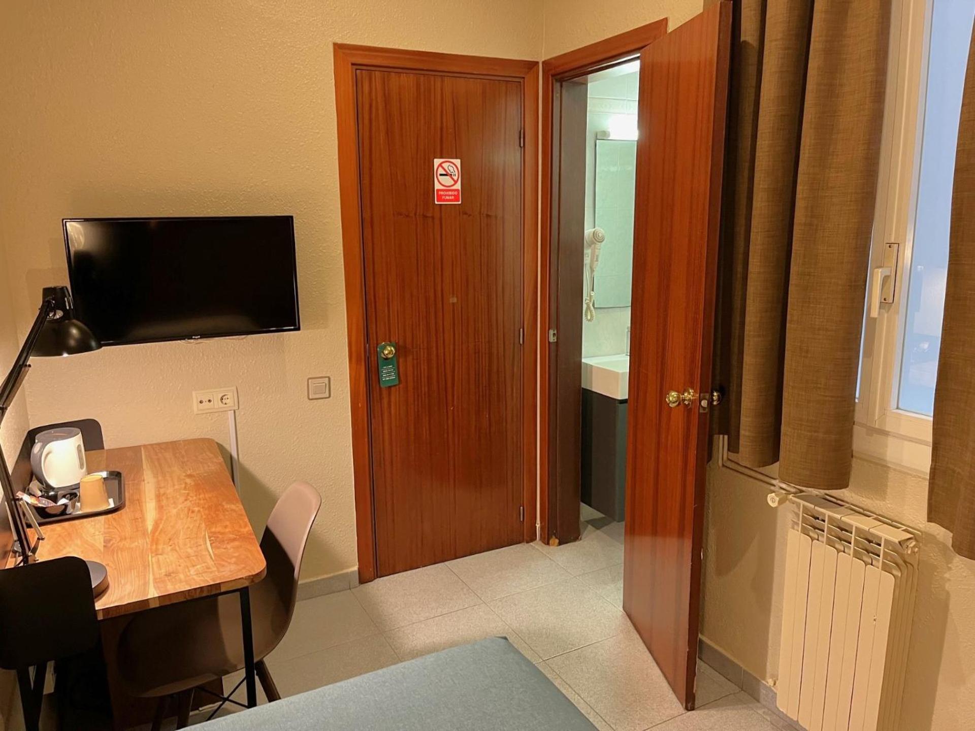 Hotel Aneto Barcelona Bagian luar foto