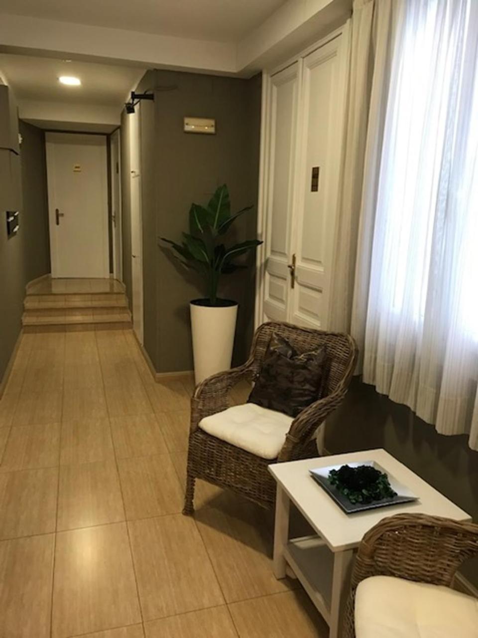 Hotel Aneto Barcelona Bagian luar foto