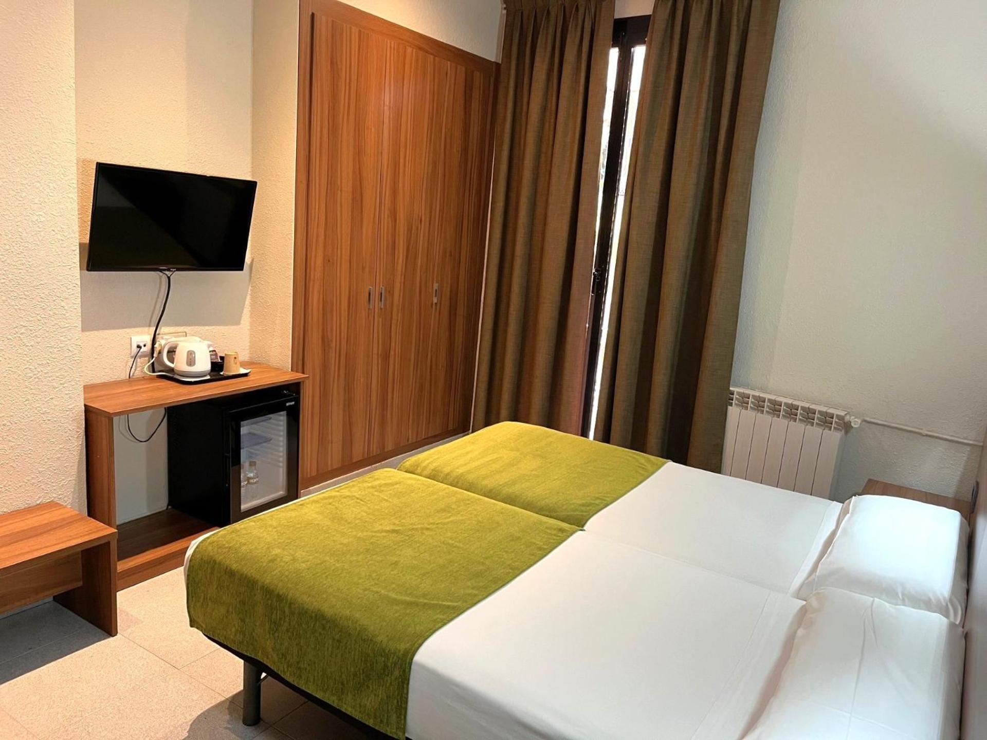 Hotel Aneto Barcelona Bagian luar foto