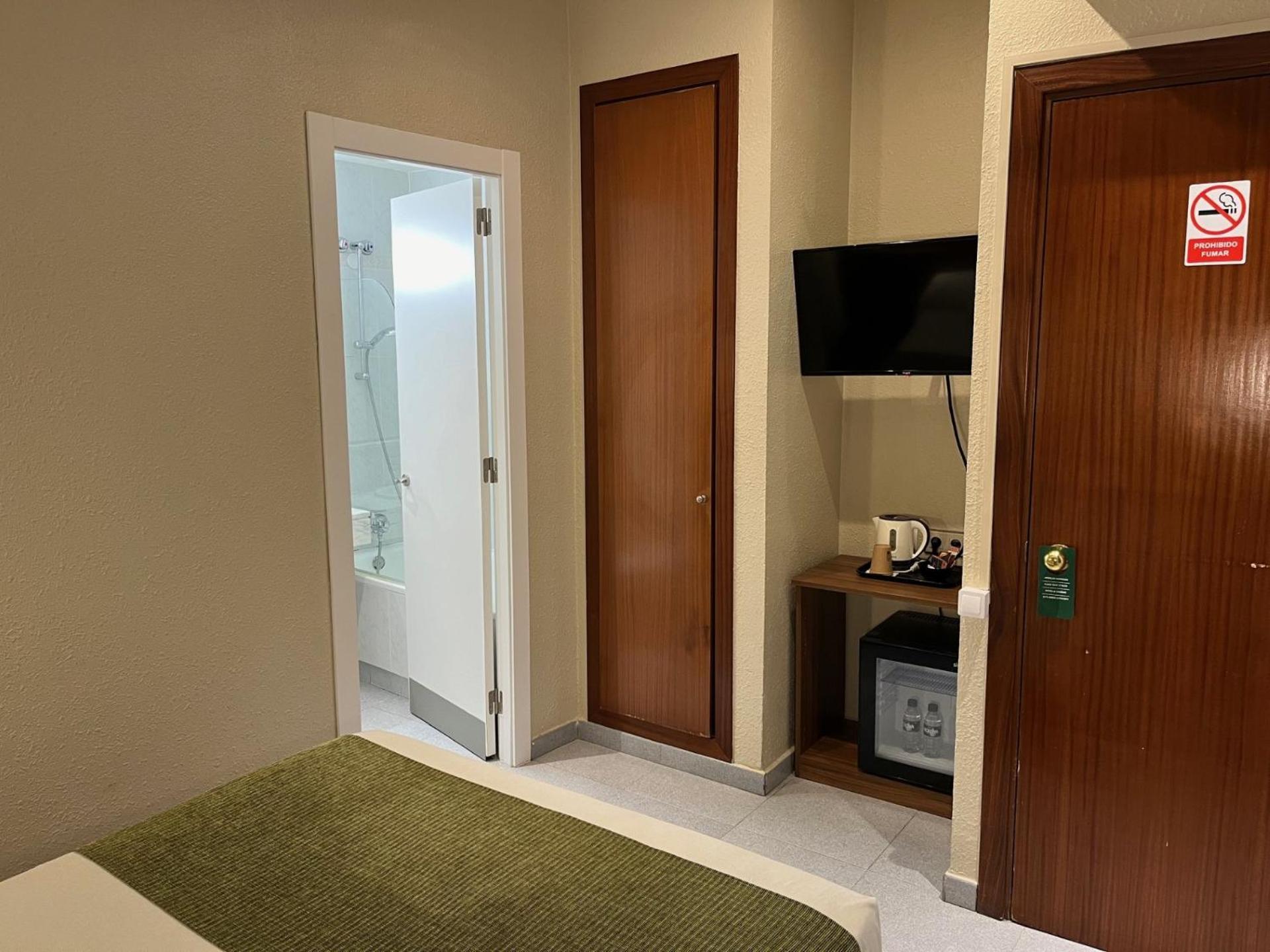 Hotel Aneto Barcelona Bagian luar foto